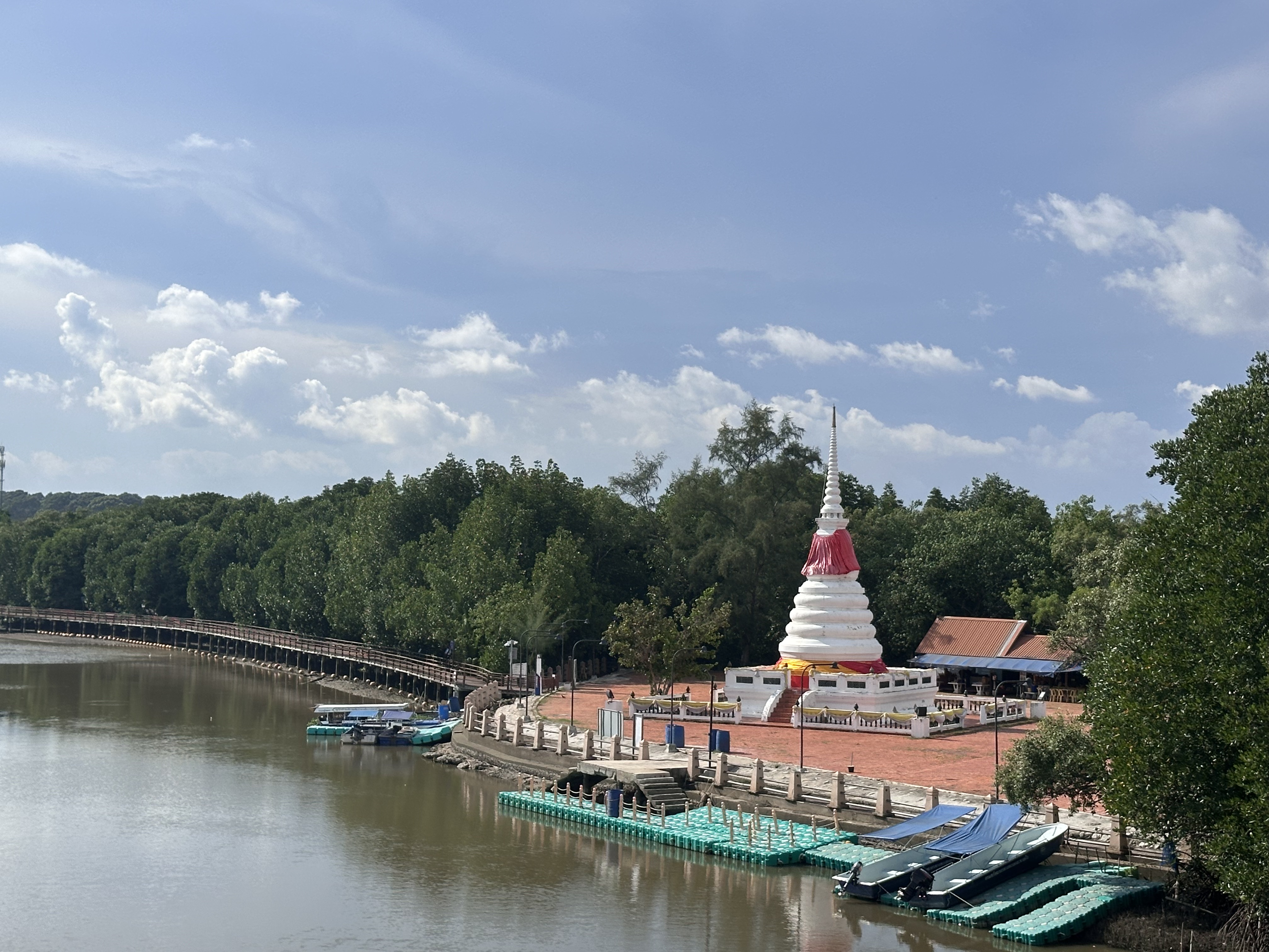 พระเจดีย์กลางน้ำ (สมุทรเจดีย์) ระยอง